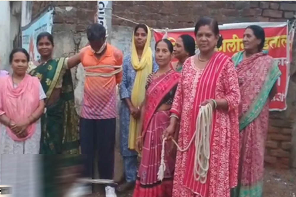 बालाघाट में पत्नी का अनोखा एक्शन, शराबी पति को खंभे से बांधा; बोली- शराब छोड़ो, वरना यही होगा