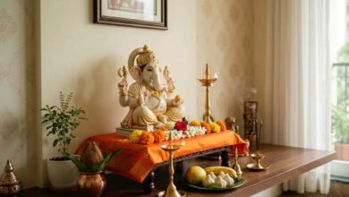 घर में भगवान गणेश की फोटो रखने की सही दिशा और वास्तु के महत्वपूर्ण नियम घर में भगवान गणेश की फोटो रखने की सही दिशा और वास्तु के महत्वपूर्ण नियम