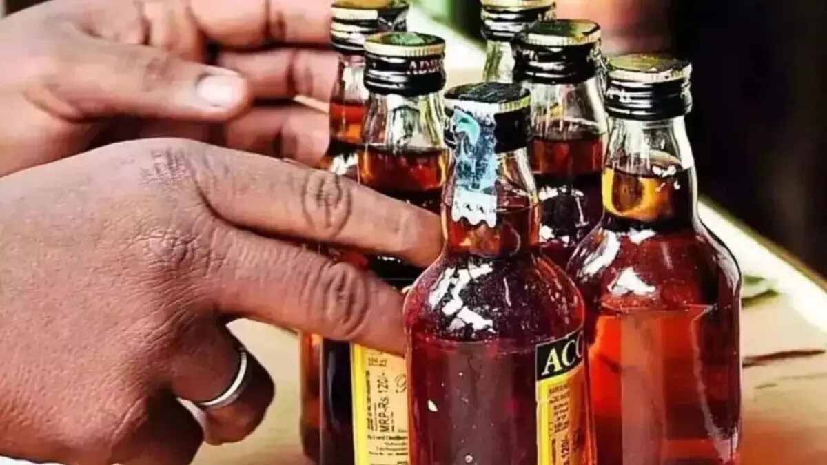 UP में तेजी से बढ़ी शराब पीने वालों की संख्या, राष्ट्रीय गिरावट के बीच चौंकाने वाले आंकड़े UP में तेजी से बढ़ी शराब पीने वालों की संख्या, राष्ट्रीय गिरावट के बीच चौंकाने वाले आंकड़े