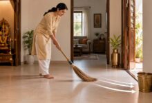 वास्तु शास्त्र: झाड़ू लगाने के नियम, दाहिने हाथ से सफाई को माना जाता है शुभ