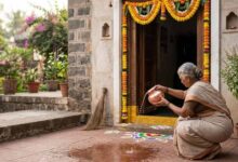 मुख्य द्वार पर जल छिड़काव: वास्तु अनुसार घर में सकारात्मक ऊर्जा बढ़ाने का उपाय