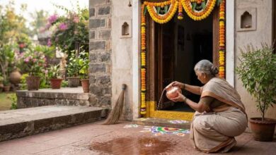 मुख्य द्वार पर जल छिड़काव: वास्तु अनुसार घर में सकारात्मक ऊर्जा बढ़ाने का उपाय