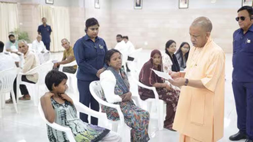 लखनऊ में जनता दर्शन, सीएम योगी ने सुनीं फरियादियों की समस्याएं, दिए सख्त निर्देश लखनऊ में जनता दर्शन, सीएम योगी ने सुनीं फरियादियों की समस्याएं, दिए सख्त निर्देश