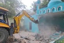 संभल में अवैध निर्माण पर बुलडोजर कार्रवाई, मस्जिद ध्वस्तीकरण शुरू