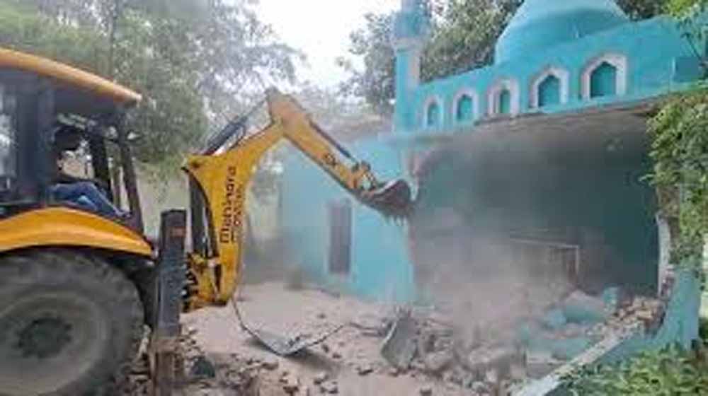 संभल में अवैध निर्माण पर बुलडोजर कार्रवाई, मस्जिद ध्वस्तीकरण शुरू