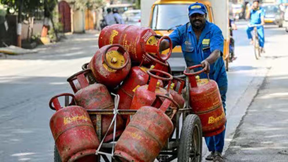 LPG सिलेंडर के दाम स्थिर, घरेलू उपभोक्ताओं को नहीं मिली कोई राहत या बढ़ोतरी