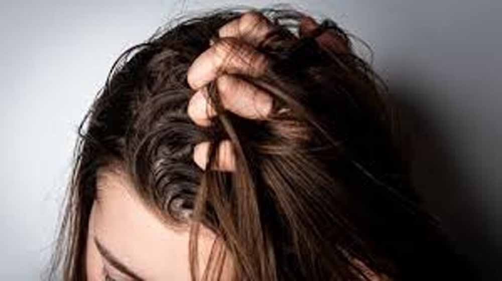 ऑयली बालों से परेशान हैं? जानें कारण और आसान घरेलू उपाय