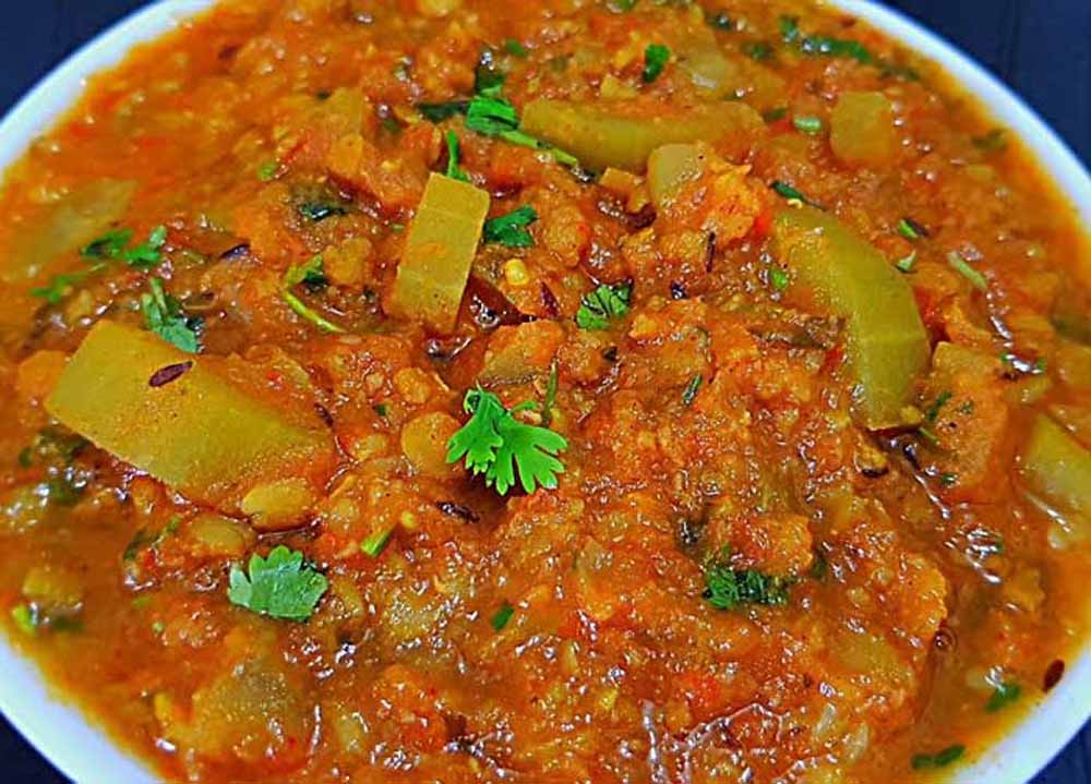 लौकी की चटपटी रेसिपी: बेसन और अमचूर से बनाएं स्वादिष्ट सूखी सब्जी