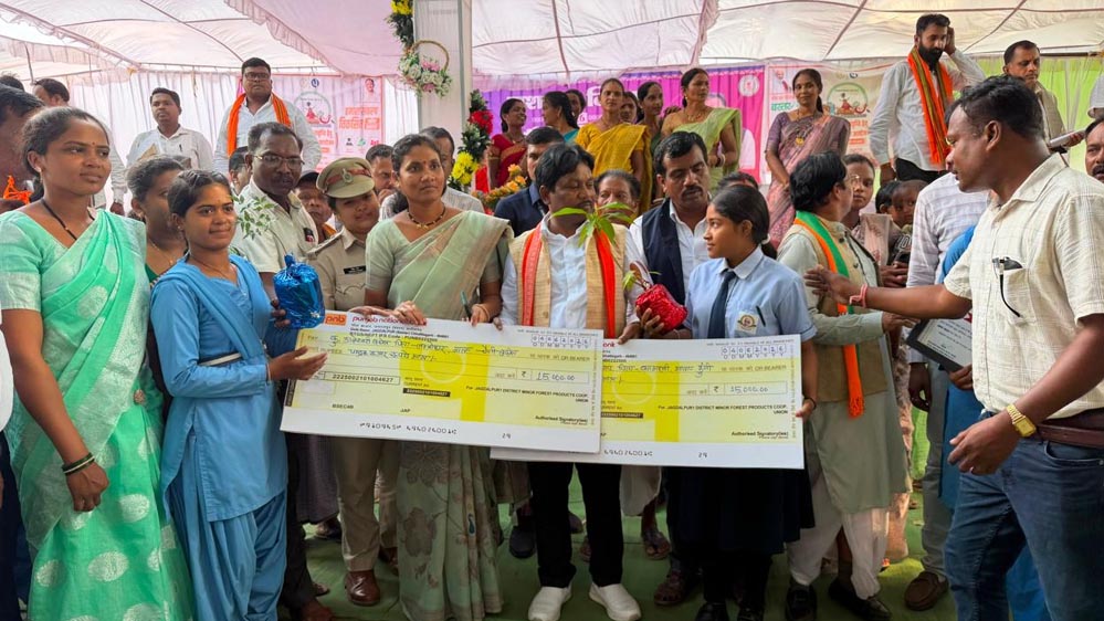बस्तर की बेटियों ने पेश की सफलता की मिसाल, तेंदूपत्ता संग्राहक परिवारों की रुद्राणी और डालेश्वरी ने बढ़ाई अंचल की शान
