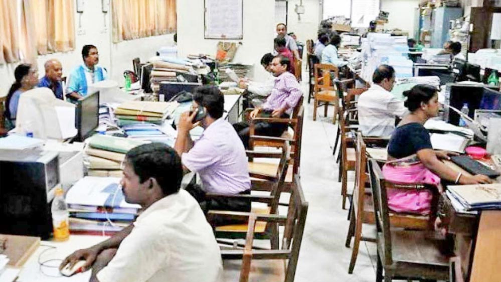 38 हजार कर्मचारियों के सर्विस रिकॉर्ड की होगी जांच, ज्यादा वेतन लेने वालों पर गिरेगी गाज
