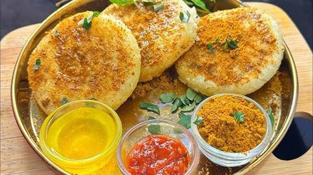 क्रिस्पी थट्टे इडली फ्राई: साउथ इंडियन पोडी मसाले के साथ एक चटपटा नाश्ता रेसिपी