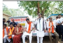 आम की छांव में मुख्यमंत्री की चौपाल: खाट पर बैठे, ग्रामीणों की सुनी बात, मौके पर दिए समाधान