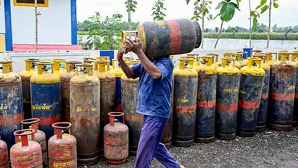 एलपीजी पर बड़ी सख्ती: घरेलू और कॉमर्शियल गैस उपयोग पर तेल कंपनियों की जांच तेज एलपीजी पर बड़ी सख्ती: घरेलू और कॉमर्शियल गैस उपयोग पर तेल कंपनियों की जांच तेज