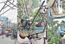 बरेली में आंधी का कहर: 419 बिजली पोल टूटे, 23 ट्रांसफार्मर फेल, शहर अंधेरे में