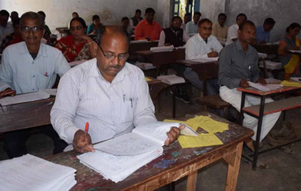 कॉपी में छात्रा की गुहार पढ़कर चौंके परीक्षक, नंबर बढ़ाने की लगाई भावुक अपील
