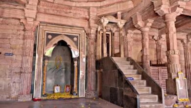 भोजशाला गर्भगृह में गुपचुप रखी गई मां वाग्देवी की प्रतिमा, ASI ने तुरंत हटाया; सुरक्षा बढ़ाई गई भोजशाला गर्भगृह में गुपचुप रखी गई मां वाग्देवी की प्रतिमा, ASI ने तुरंत हटाया; सुरक्षा बढ़ाई गई