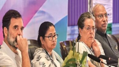 ममता पर कांग्रेस का ‘डबल गेम’? दिल्ली में दोस्ती, बंगाल में सियासी टकराव ममता पर कांग्रेस का ‘डबल गेम’? दिल्ली में दोस्ती, बंगाल में सियासी टकराव