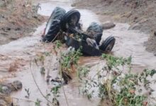उफनते पहाड़ी नाले में बहा ट्रैक्टर, बड़वानी में चालक लापता, तलाश जारी