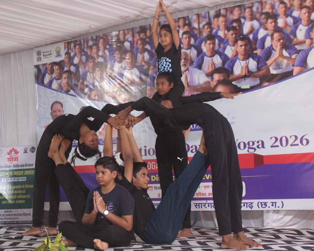 रायपुर : ​छत्तीसगढ़ महतारी और भगवान धनवंतरि की वंदना से सारंगढ़ में योग दिवस का शंखनाद