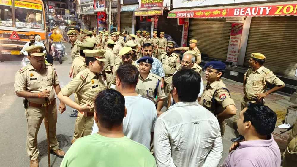 सुरक्षा के मद्देनजर बाहरी फेरी वालों का सत्यापन तेज, पुलिस की कड़ी निगरानी सुरक्षा के मद्देनजर बाहरी फेरी वालों का सत्यापन तेज, पुलिस की कड़ी निगरानी