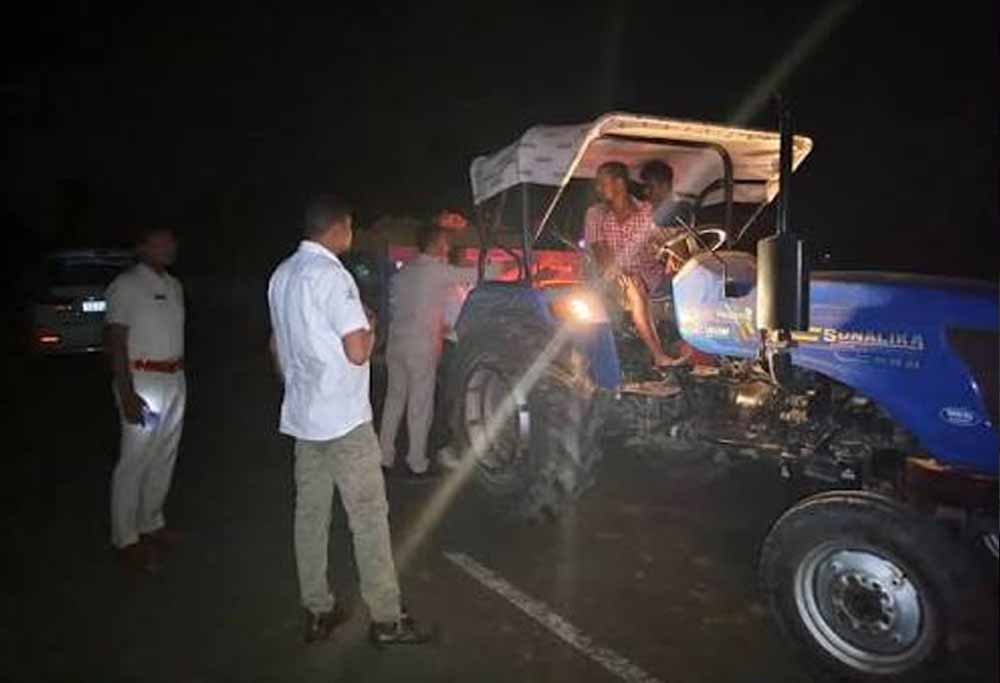 भाजपा नेता की हत्या के बाद एक्शन मोड में प्रशासन, रात में रेत भंडारण की जांच में जुटी संयुक्त उड़नदस्ता टीम भाजपा नेता की हत्या के बाद एक्शन मोड में प्रशासन, रात में रेत भंडारण की जांच में जुटी संयुक्त उड़नदस्ता टीम