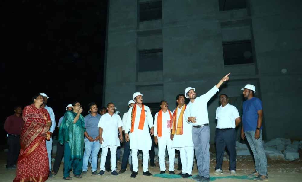 निर्माणाधीन मेडिकल कॉलेज पहुंचे स्वास्थ्य मंत्री जायसवाल, गुणवत्ता और तय समय में काम पूरा करने के दिए निर्देश निर्माणाधीन मेडिकल कॉलेज पहुंचे स्वास्थ्य मंत्री जायसवाल, गुणवत्ता और तय समय में काम पूरा करने के दिए निर्देश