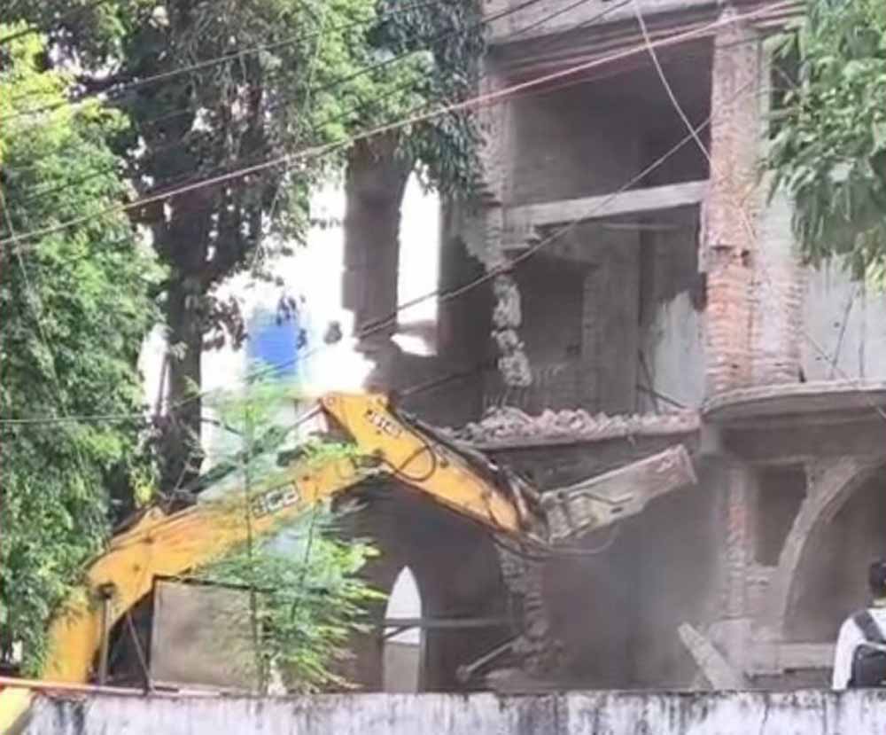 रायपुर के सेंट पॉल स्कूल परिसर में चला बुलडोजर, सामुदायिक भवन की आड़ में चर्च निर्माण का आरोप
