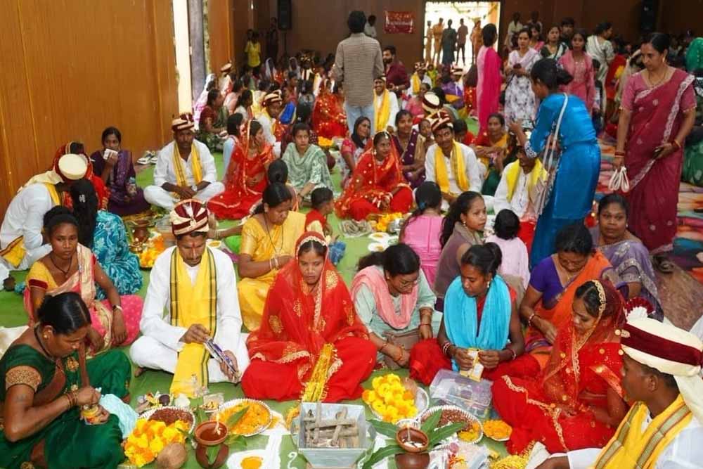मुख्यमंत्री कन्या विवाह योजना के तहत जगदलपुर में 17 जोड़ों ने थामा एक-दूजे का हाथ मुख्यमंत्री कन्या विवाह योजना के तहत जगदलपुर में 17 जोड़ों ने थामा एक-दूजे का हाथ