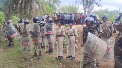 नारायणपुर में धर्मांतरित परिवारों को गांव छोड़ने का फरमान, घरों से बाहर फेंका सामान नारायणपुर में धर्मांतरित परिवारों को गांव छोड़ने का फरमान, घरों से बाहर फेंका सामान