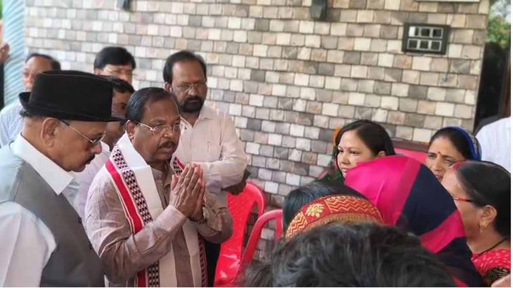 कोरिया नौगई हत्याकांड: पीड़ित परिवारों से मिले मंत्री नेताम, CBI जांच और बुलडोजर कार्रवाई की उठी मांग कोरिया नौगई हत्याकांड: पीड़ित परिवारों से मिले मंत्री नेताम, CBI जांच और बुलडोजर कार्रवाई की उठी मांग