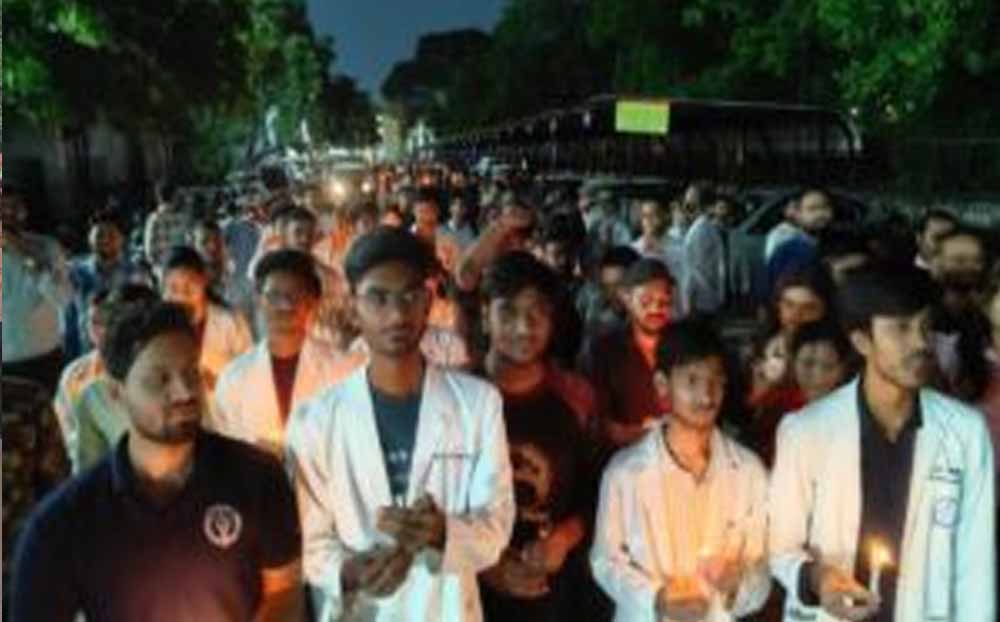 रायपुर में डॉक्टरों का कैंडल मार्च, स्टाइपेंड बढ़ाने और आउटसोर्सिंग के विरोध में प्रदर्शन रायपुर में डॉक्टरों का कैंडल मार्च, स्टाइपेंड बढ़ाने और आउटसोर्सिंग के विरोध में प्रदर्शन