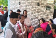 नौगई ट्रिपल मर्डर पीड़ितों से मिले विक्रमादित्य, आरोपियों के एनकाउंटर और संपत्ति कुर्की की मांग