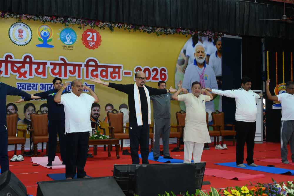 योग को जीवनशैली में शामिल करें, स्वस्थ और संतुलित जीवन की ओर बढ़ें: राज्यपाल रमन डेका योग को जीवनशैली में शामिल करें, स्वस्थ और संतुलित जीवन की ओर बढ़ें: राज्यपाल रमन डेका