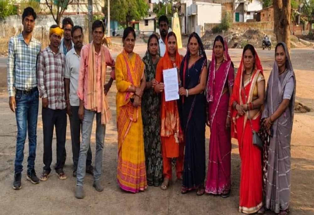 महिला सरपंच के खिलाफ अविश्वास प्रस्ताव पास, भ्रष्टाचार समेत कई आरोपों पर गिरी गाज महिला सरपंच के खिलाफ अविश्वास प्रस्ताव पास, भ्रष्टाचार समेत कई आरोपों पर गिरी गाज