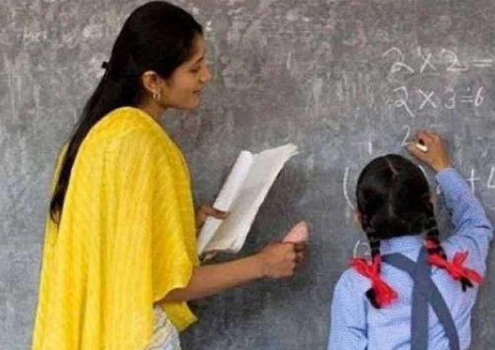 नई शाला में ज्वाइनिंग नहीं देने पर शिक्षक पदच्युत, स्कूल मर्जर आदेश की अवहेलना पड़ी भारी नई शाला में ज्वाइनिंग नहीं देने पर शिक्षक पदच्युत, स्कूल मर्जर आदेश की अवहेलना पड़ी भारी