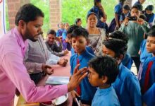 नए शैक्षणिक सत्र की शुरुआत पर स्कूलों में उत्साह, विद्यार्थियों का तिलक लगाकर स्वागत