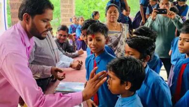 नए शैक्षणिक सत्र की शुरुआत पर स्कूलों में उत्साह, विद्यार्थियों का तिलक लगाकर स्वागत