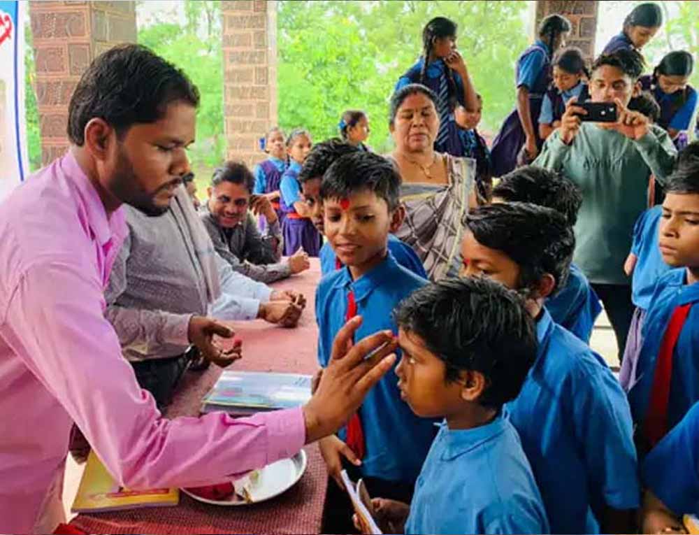 नए शैक्षणिक सत्र की शुरुआत पर स्कूलों में उत्साह, विद्यार्थियों का तिलक लगाकर स्वागत नए शैक्षणिक सत्र की शुरुआत पर स्कूलों में उत्साह, विद्यार्थियों का तिलक लगाकर स्वागत
