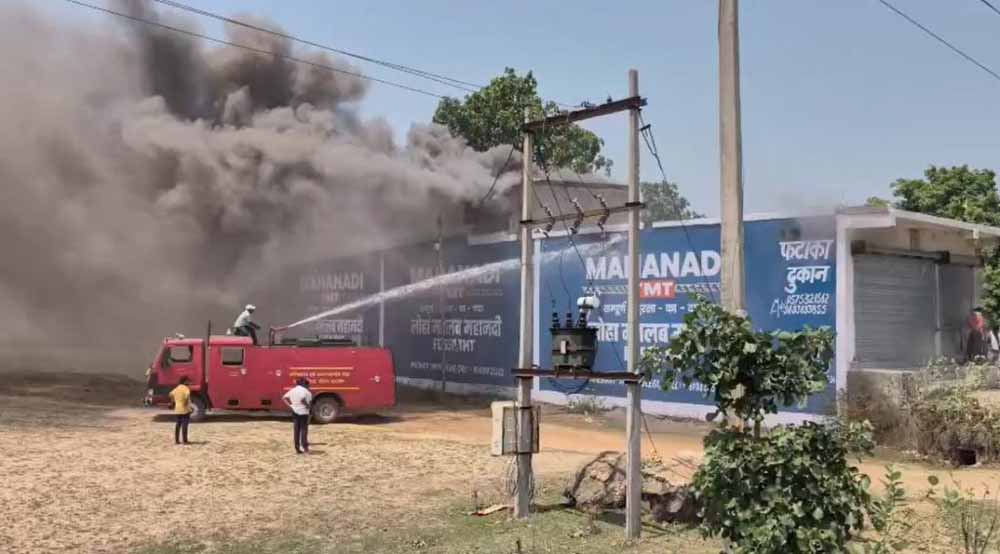 CG के पटाखा गोदाम में भीषण आग, लगातार धमाकों से दहला पूरा इलाका CG के पटाखा गोदाम में भीषण आग, लगातार धमाकों से दहला पूरा इलाका