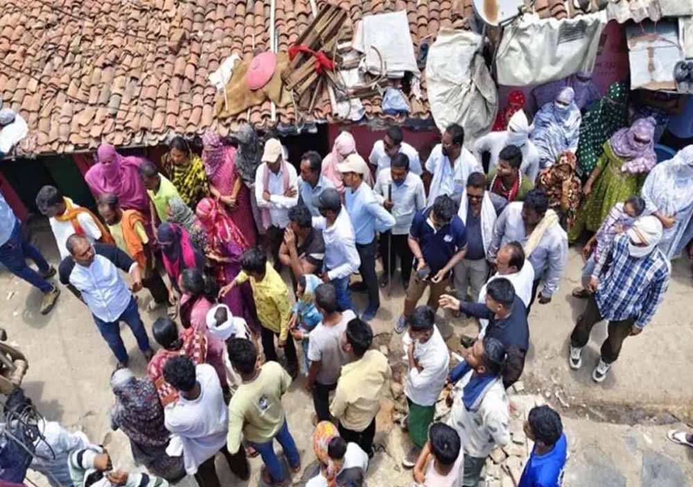 धमतरी में 50 से ज्यादा अवैध घरों को नोटिस, भड़के ग्रामीणों ने राजस्व टीम को घेरा
