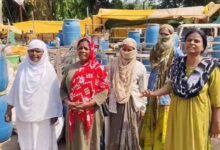 अवैध निर्माण पर चला बुलडोजर, 7 दुकानें ढहाईं; कार्रवाई के दौरान बुलडोजर के आगे लेटी महिला