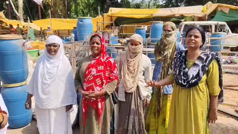 अवैध निर्माण पर चला बुलडोजर, 7 दुकानें ढहाईं; कार्रवाई के दौरान बुलडोजर के आगे लेटी महिला अवैध निर्माण पर चला बुलडोजर, 7 दुकानें ढहाईं; कार्रवाई के दौरान बुलडोजर के आगे लेटी महिला