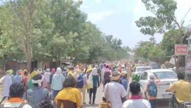 स्वास्थ्य, सड़क और बिजली की मांग को लेकर कलेक्ट्रेट पहुंचे 52 गांवों के आदिवासी और कांग्रेसी