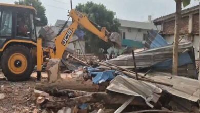 हाईकोर्ट के आदेश के बाद अवैध मदरसे पर चला बुलडोजर, नगर निगम की कार्रवाई से हड़कंप
