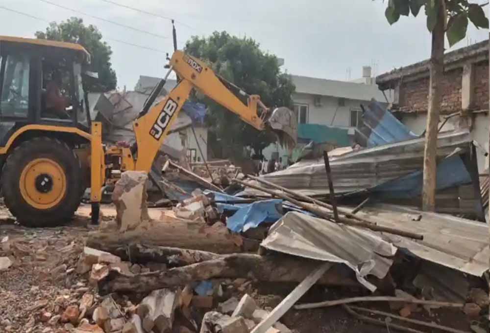 हाईकोर्ट के आदेश के बाद अवैध मदरसे पर चला बुलडोजर, नगर निगम की कार्रवाई से हड़कंप
