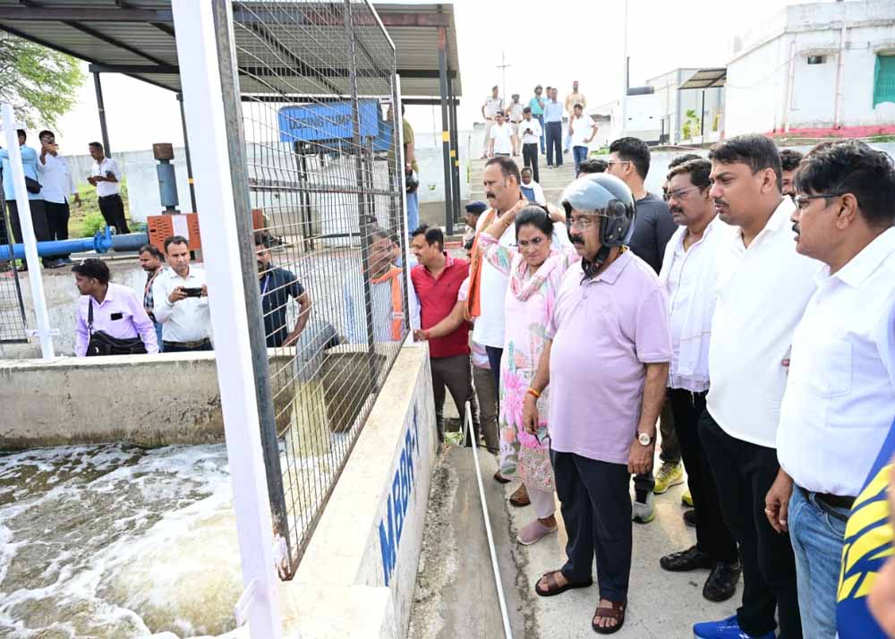 रायपुर का निरीक्षण करने में स्कूटी से निकले उप मुख्यमंत्री अरुण साव