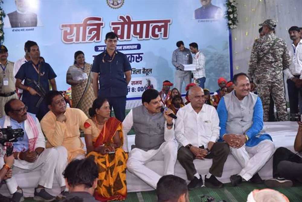 मुख्यमंत्री डॉ. यादव ने हिल स्टेशन कुकरू में लगाई रात्रि चौपाल, ग्रामीणों से किया आत्मीय संवाद