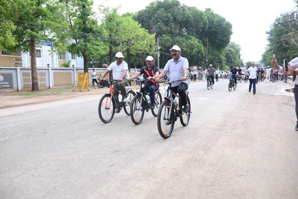 उप मुख्यमंत्री अरुण साव ने सायकल चलाकर फिट रहने और पर्यावरण संरक्षण का दिया संदेश उप मुख्यमंत्री अरुण साव ने सायकल चलाकर फिट रहने और पर्यावरण संरक्षण का दिया संदेश