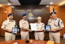 डीजीपी  कैलाश मकवाणा से किलिमंजारो फतह करने वाली निरीक्षक मती दीपिका गौतम ने सौजन्य भेंट की