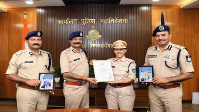 डीजीपी  कैलाश मकवाणा से किलिमंजारो फतह करने वाली निरीक्षक मती दीपिका गौतम ने सौजन्य भेंट की